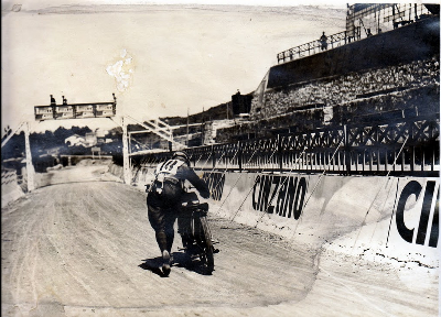 italian rider on the track 1930's